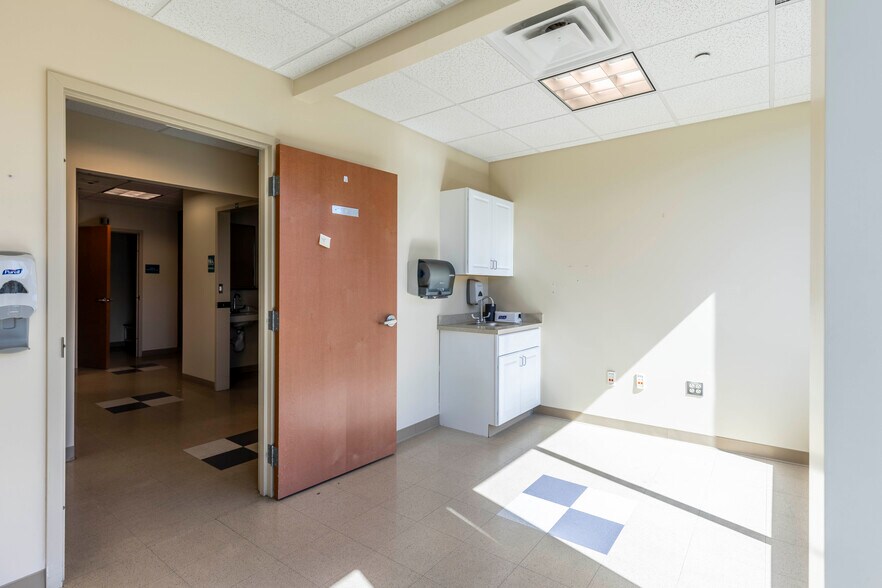 More Photos Of 191 Bedford St, Fall River Medical For Lease