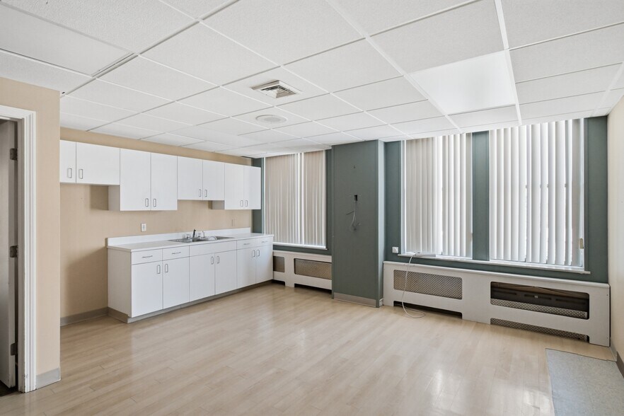 More Photos Of 289-307 Bridge St, Springfield Medical For Sale