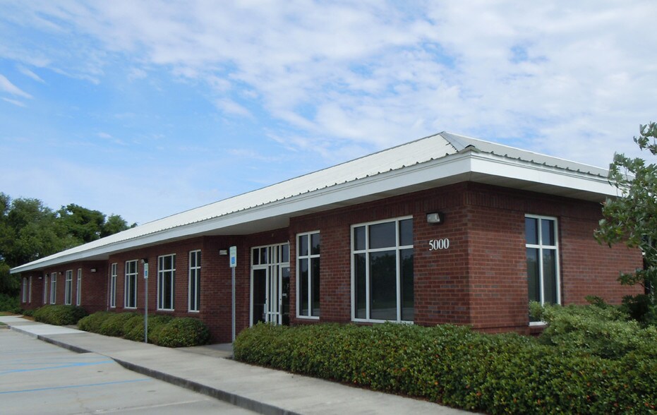 More Photos Of 14231 Seaway Rd, Gulfport Showroom For Lease