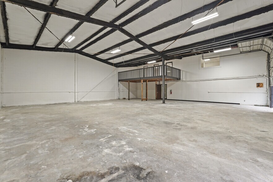 More Photos Of 6201-6205 W 34th St, Houston Warehouse For Lease