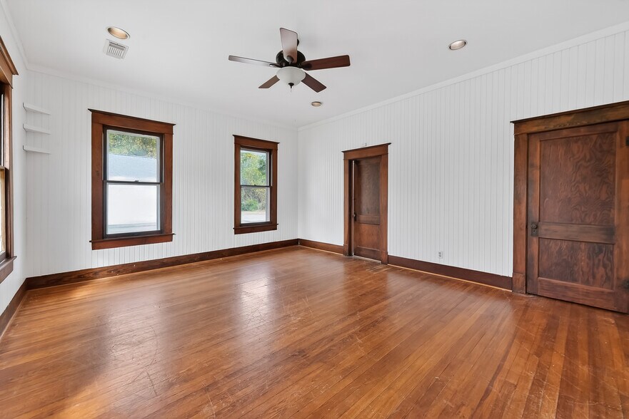 More Photos Of 38011 Spur 149 Rd, Magnolia Office Residential For Sale