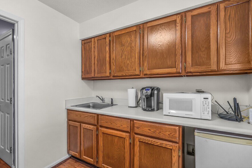 More Photos Of 10375 Ford Ave, Richmond Hill Office For Sale