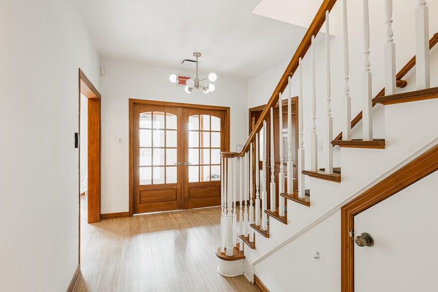 More Photos Of 675 Boul Samson, Laval Office For Sale