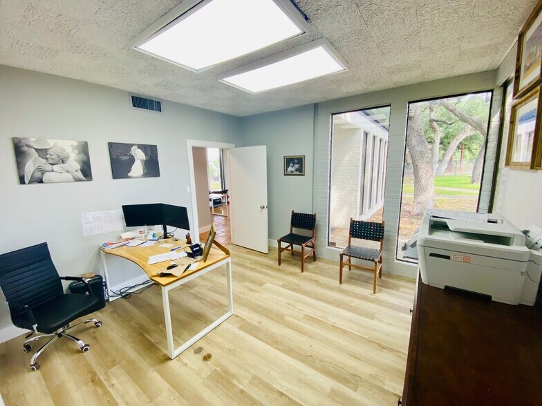More Photos Of 1176 Business 35, New Braunfels Office For Sale
