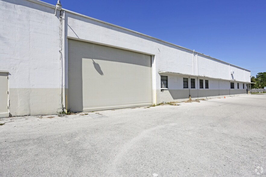 More Photos Of 1011 N Lime Ave, Sarasota Distribution For Sale