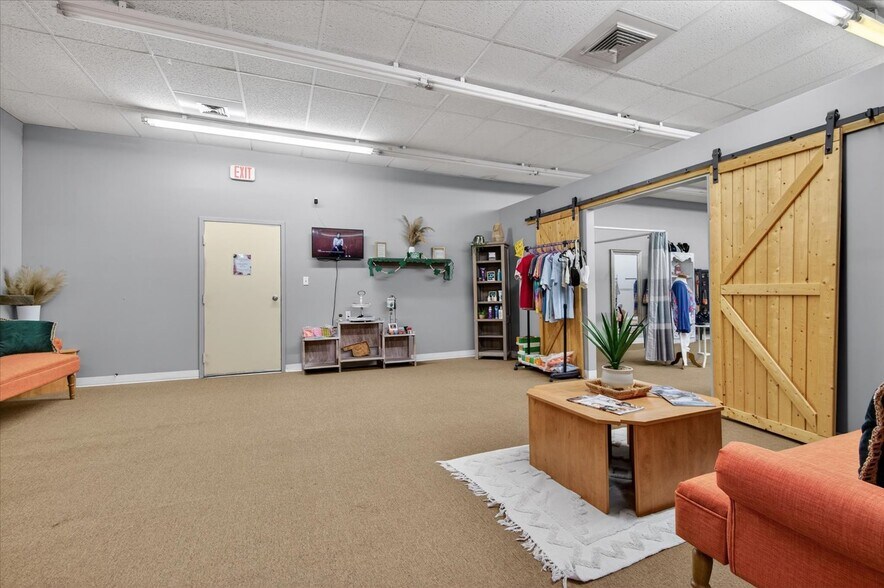More Photos Of 111 SE Frank Phillips Blvd, Bartlesville Office For Sale