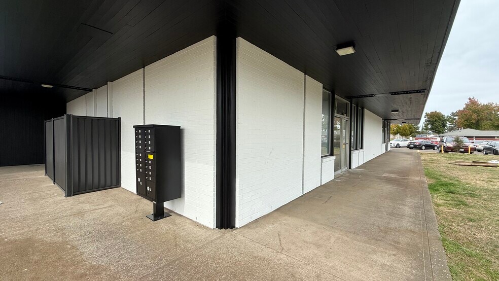 More Photos Of 2241-2247 Country Club Rd, Woodburn Unknown For Lease