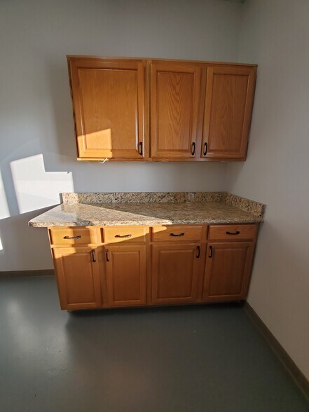 More Photos Of 1804 N Towanda Barnes Rd, Bloomington Flex For Lease