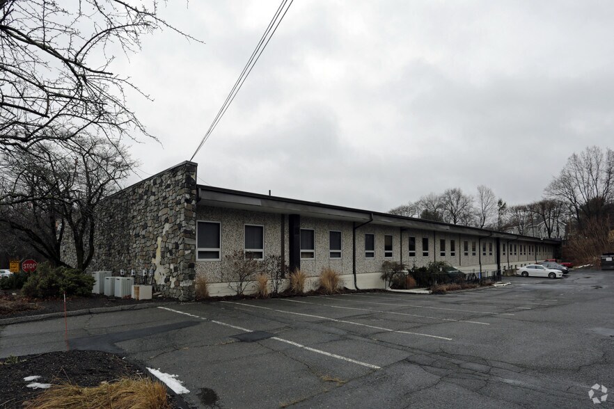 More Photos Of 4695-4697 Main St, Bridgeport Office For Lease