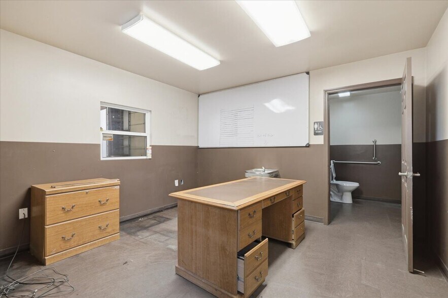 More Photos Of 2816 John Deere Dr, Knoxville Warehouse For Sale