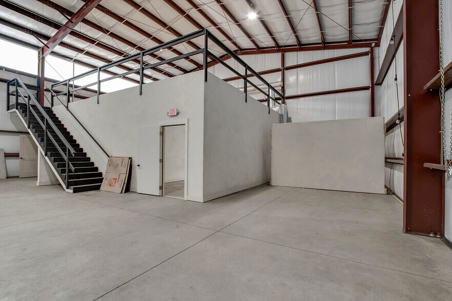 More Photos Of 145 US-70, Lenoir City Flex For Lease
