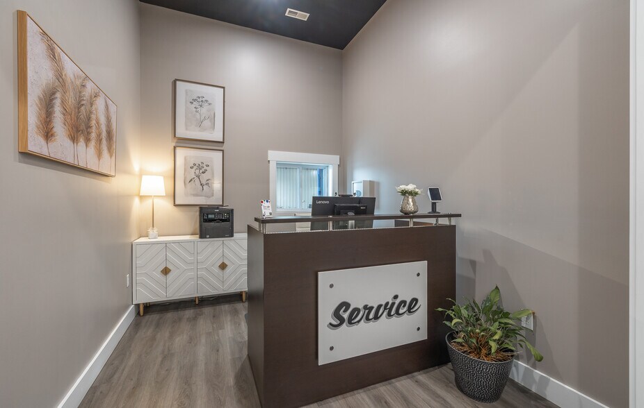 More Photos Of 1008 E Main St, Linn Auto Dealership For Sale