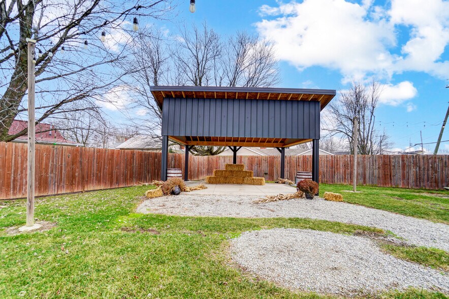 More Photos Of 105 E Liberty St, Arlington Restaurant For Sale