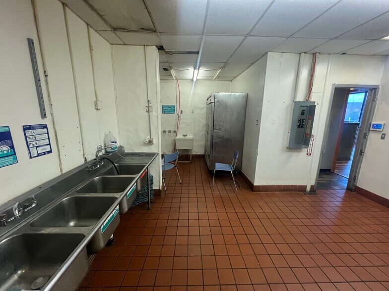 More Photos Of 5299 E 38th St, Indianapolis General Retail For Sale