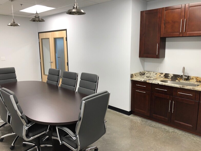 More Photos Of 1567 Vista View Dr, Longmont Showroom For Sale