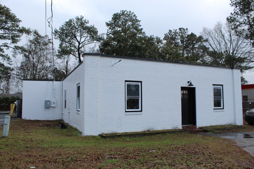 More Photos Of 3821 W Montague Ave, Charleston Flex For Sale