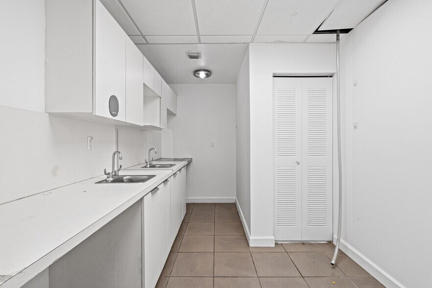 More Photos Of 6330 Manor Ln, South Miami Office For Lease