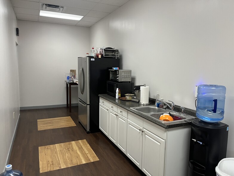 More Photos Of 7901 Benjamin Rd, Tampa Light Distribution For Sale