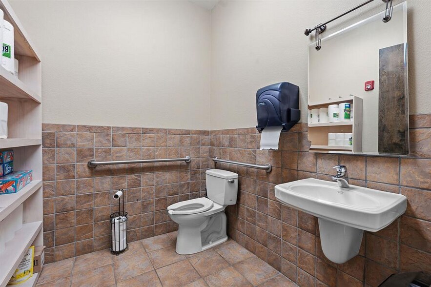 More Photos Of 5900 Southwest Pky, Austin Medical For Sale