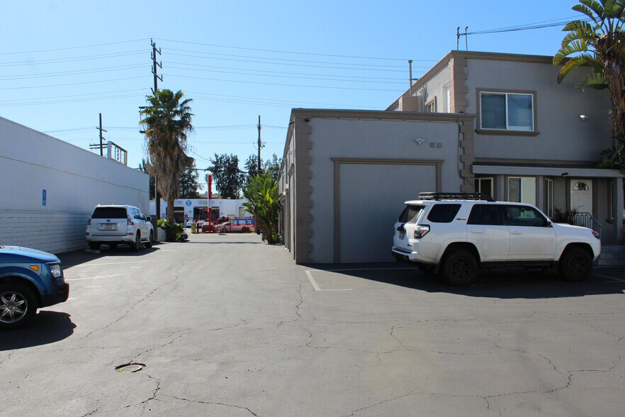 More Photos Of 6944 Reseda Blvd, Reseda Freestanding For Lease