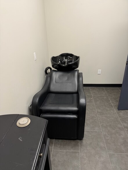 More Photos Of 285 Ed English Dr, Shenandoah Freestanding For Lease