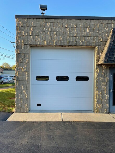 More Photos Of 214 S Hager Ave, Barrington Light Manufacturing For Lease