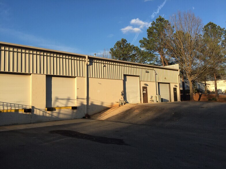 More Photos Of 221-229 James Jackson Ave, Cary Showroom For Lease