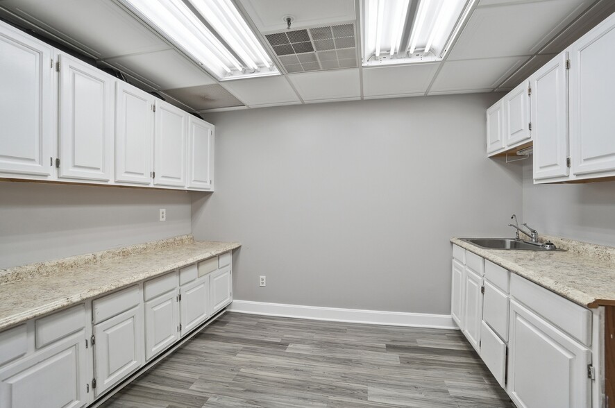 More Photos Of 4753-4759 Cornell Rd, Blue Ash Medical For Sale