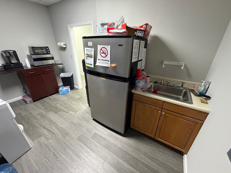 More Photos Of 256 Vann Dr, Jackson Storefront Retail Office For Sale
