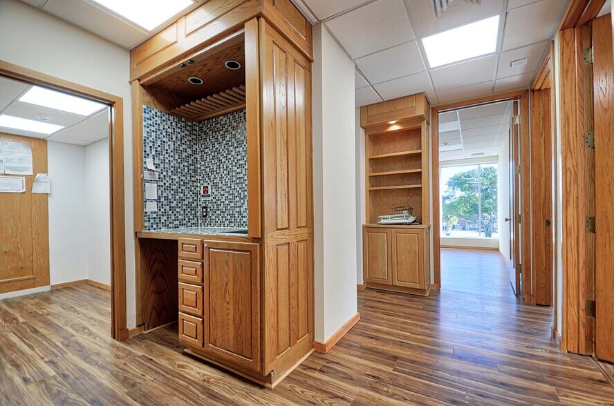 More Photos Of 3411 Tamiami Trl N, Naples Office For Sale