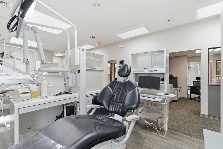 More Photos Of 2104 Chesterfield Blvd, Springfield Office For Sale