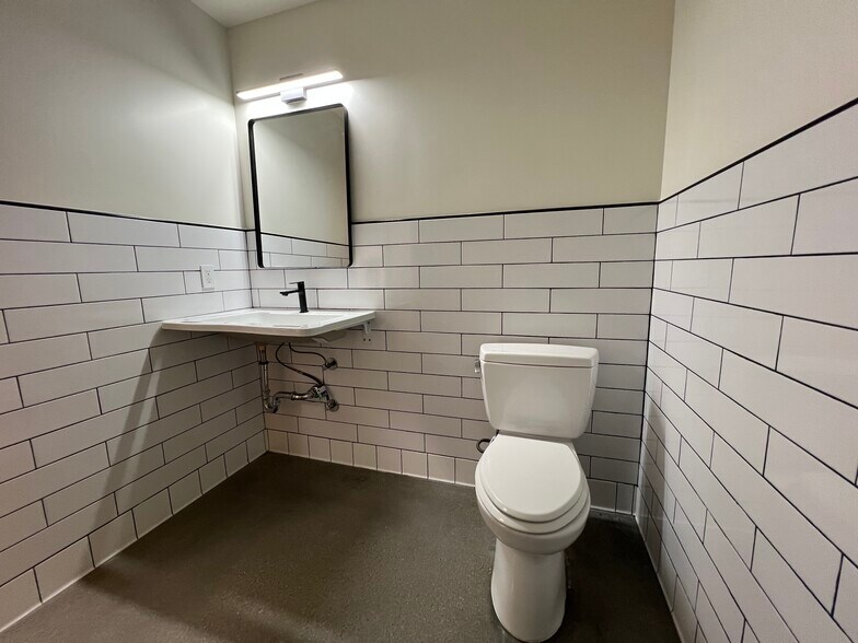 More Photos Of 7500-7536 Tyrone Ave, Van Nuys Service For Sale