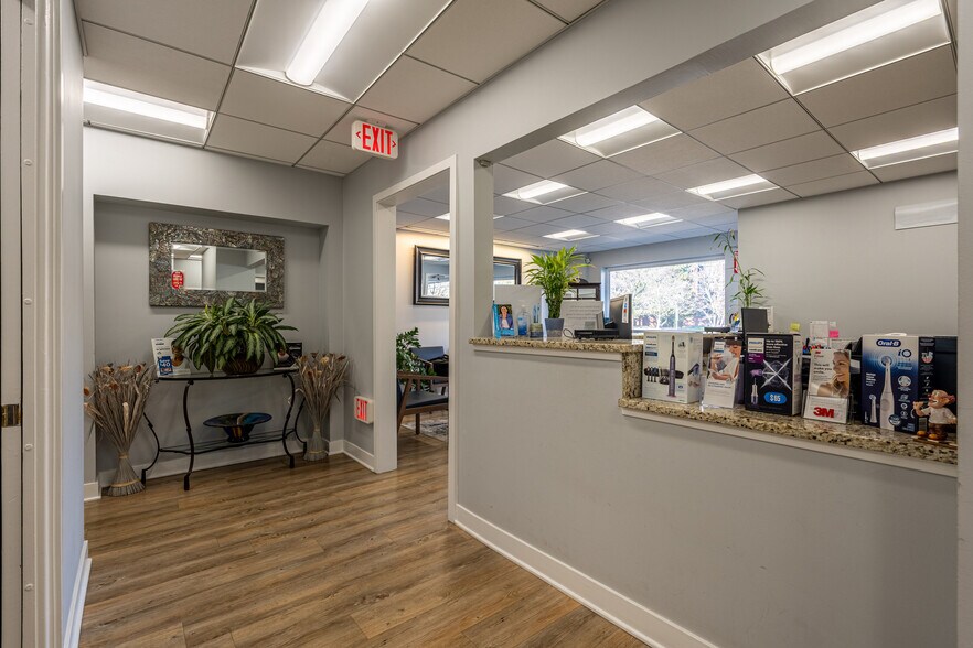 More Photos Of 912 Busse Hwy, Park Ridge Office For Lease
