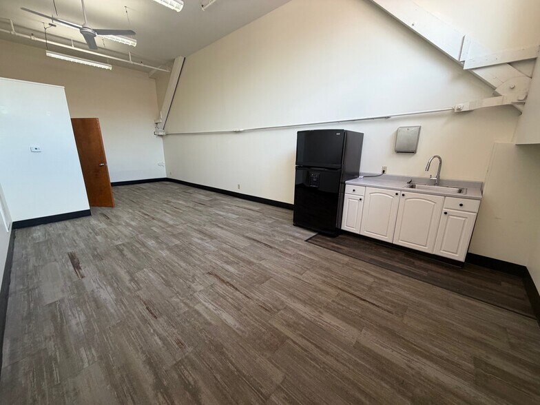 More Photos Of 590 Missouri Ave, Jeffersonville Office For Lease