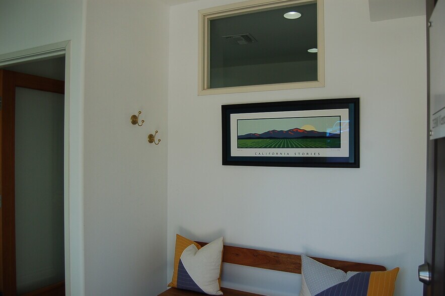 More Photos Of 23300 Ventura Blvd, Woodland Hills Loft Creative Space For Lease