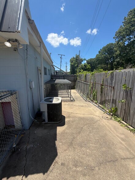 More Photos Of 325 Clinton Blvd, Clinton Veterinarian Kennel For Sale