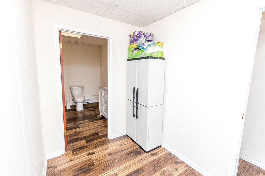 More Photos Of 196 Carlton Dr, Inwood Industrial For Sale