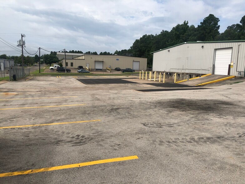 More Photos Of 2107 Broussard St, Tyler Warehouse For Lease