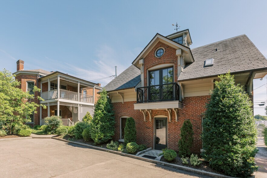 Primary Photo Of 300 Madison Pl, Lexington Apartments For Sale