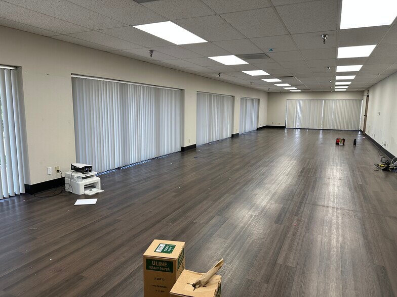 More Photos Of 27704 Avenue Scott, Valencia Distribution For Lease
