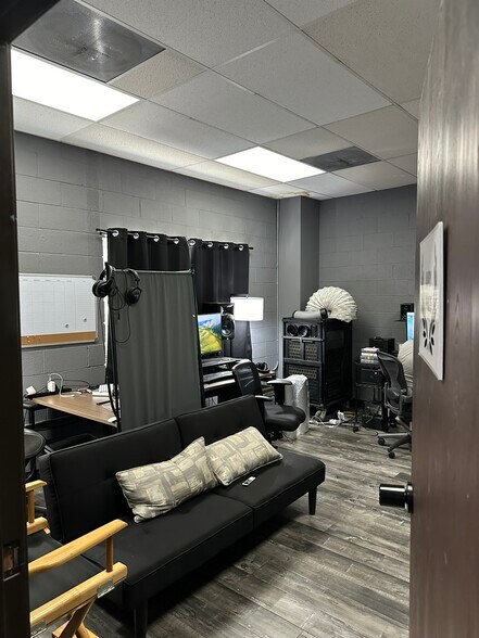 More Photos Of 2901-2905 Winona Ave, Burbank Manufacturing For Lease