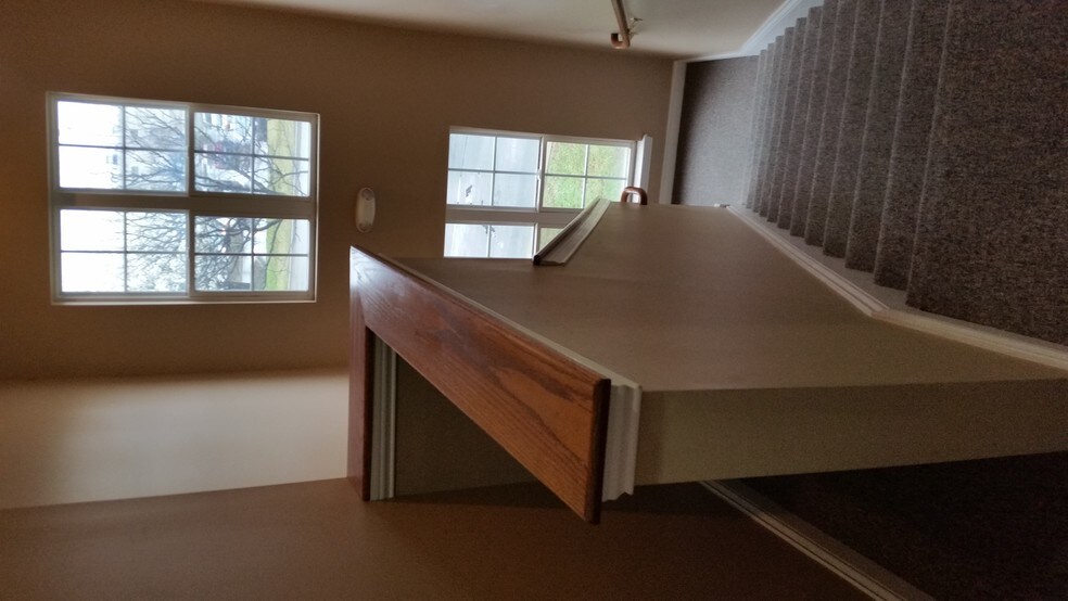 More Photos Of 601 N Shore Dr, Jeffersonville Medical For Sale