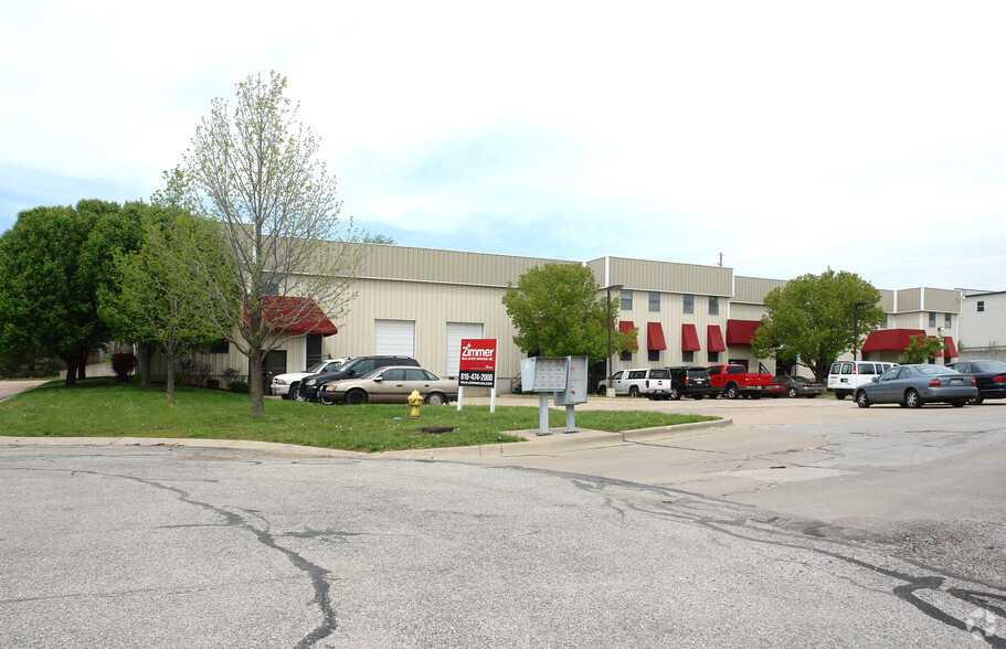 Primary Photo Of 1036 NE Jib Ct, Lees Summit Flex For Lease