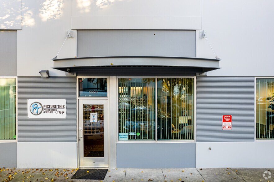 More Photos Of 2211-2233 NE Oregon St, Portland Flex For Lease