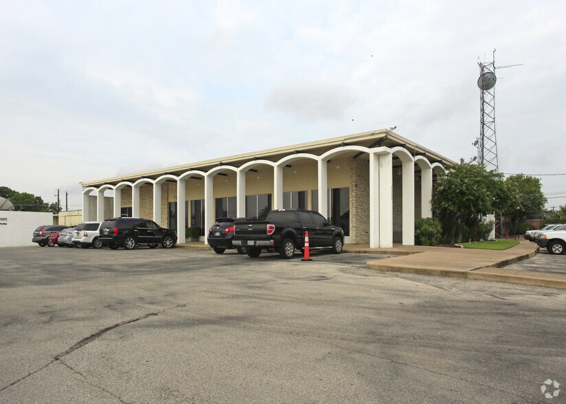 More Photos Of 2233 W North Loop Blvd, Austin Office For Sale