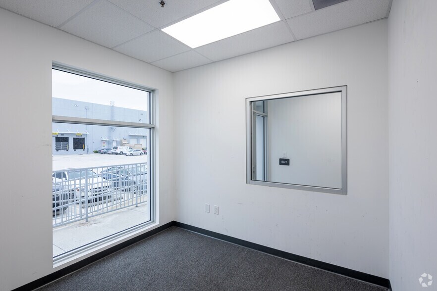 More Photos Of 3042 NW 73rd St, Miami Distribution For Lease