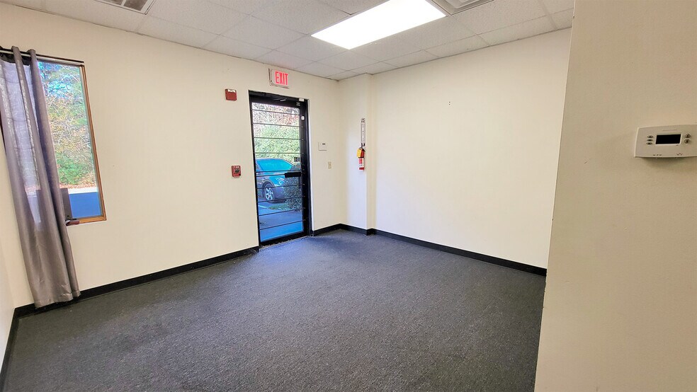 More Photos Of 6 Little Brook Rd, Wareham Warehouse For Lease