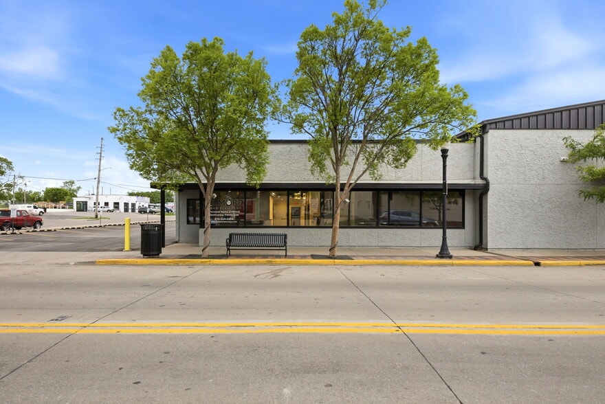 More Photos Of 326 SE Douglas St, Lees Summit Office For Sale