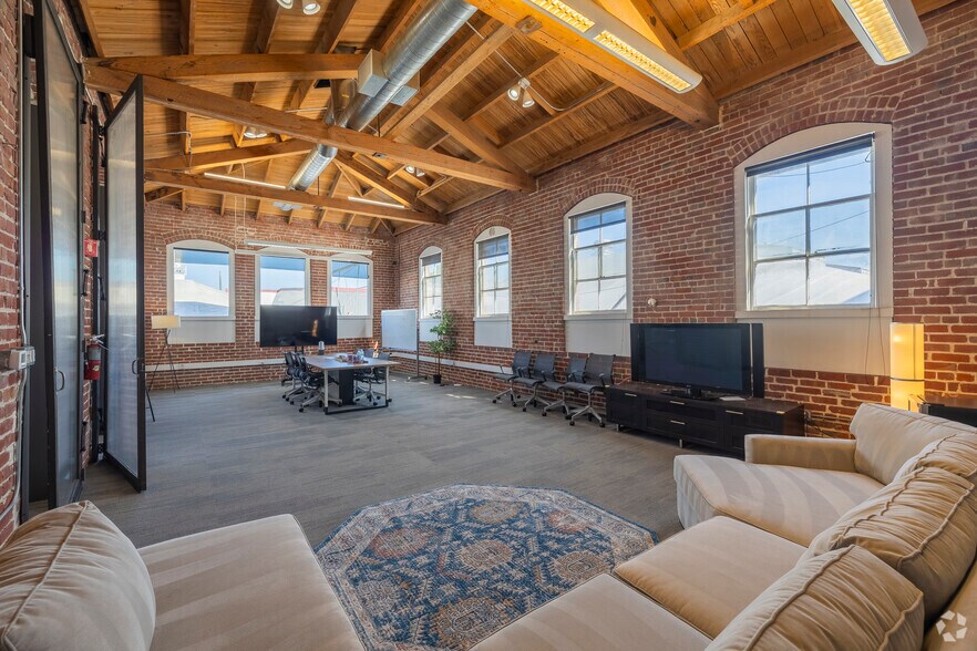 More Photos Of 620 3rd St, Oakland Light Distribution For Lease
