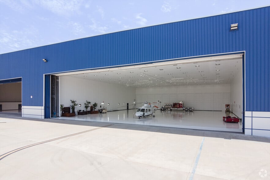 More Photos Of 3495 N Lakewood Blvd, Long Beach Warehouse For Lease